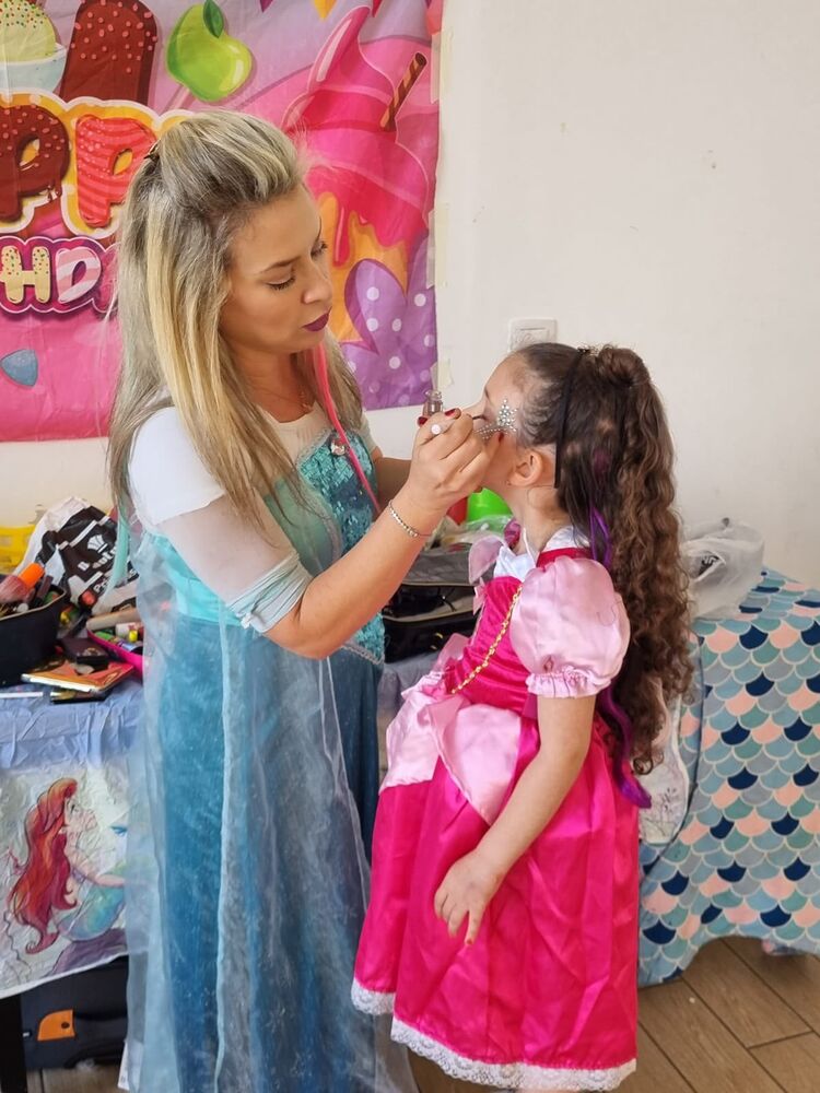 ציורי פנים ואיפור לילדה במסיבה