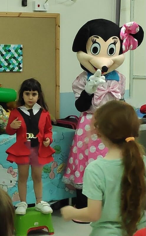 דמות מיני מאוס עם ילדים באירוע